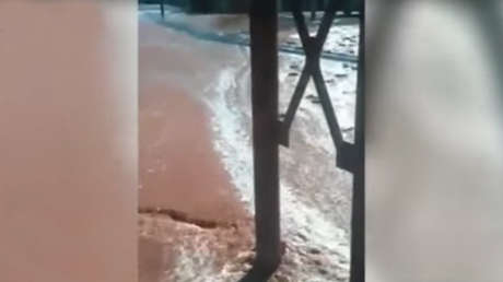 Varias toneladas de zumo inundan las calles de una ciudad rusa (Video)