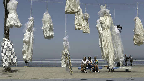 Cuelgan vestidos de boda en el paseo marítimo de Beirut en protesta contra del abuso sexual