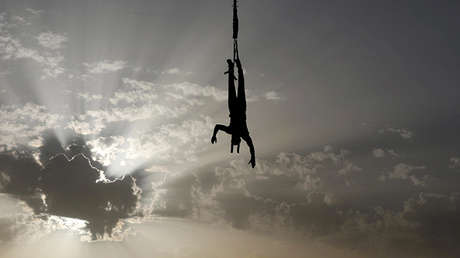 Fuerte video: Una mujer hace 'puenting' y cae al río por un fallo humano