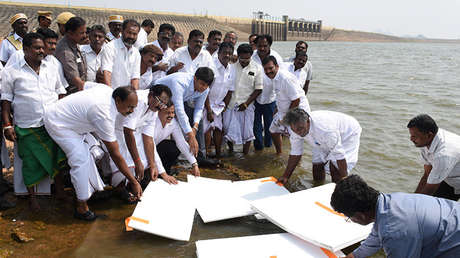 El descabellado plan para evitar la evaporación de una presa en la India