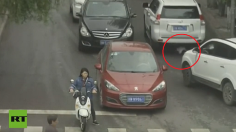 Por esto un padre no puede descuidarse ni un segundo: Dos coches atropellan a una niña