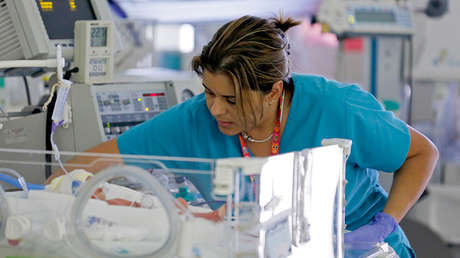 Esperanza para los bebés prematuros: prueban con éxito un útero artificial en animales (video)