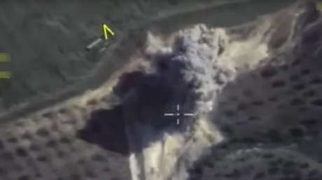 Video: Un misil guiado ruso 'entierra' a varios terroristas en una montaña