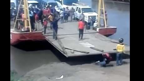 Se baja de un ferri en marcha y casi no vive para contarlo
