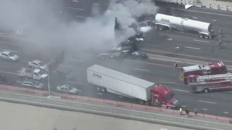 FUERTE VIDEO: Un helicóptero capta en vivo un choque y muestra a un hombre carbonizado