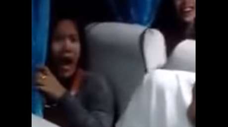 El chico que le gusta se sienta a su lado y no puede contener la… ¿emoción?