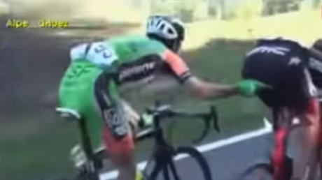 El ciclista que se creía urólogo: Lo que le hizo a su rival en plena carrera no tiene nombre