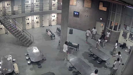 Video: Reos propinan una paliza a dos carceleros y se rinden por temor a reprimendas