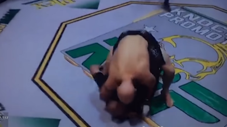 Lo noquean en 10 segundos y se desquita dándole una paliza al árbitro