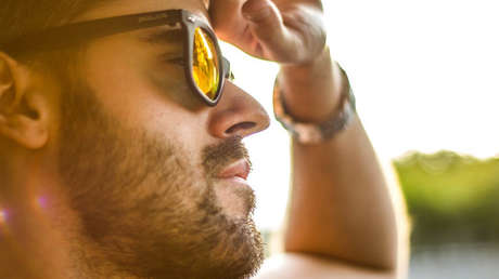 Anuncia al mundo su inminente boda en Twitter y recibe una multa de la Policía (Foto)