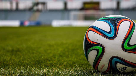 Un aficionado dispara una pistola de fogueo durante el Espanyol-Barça