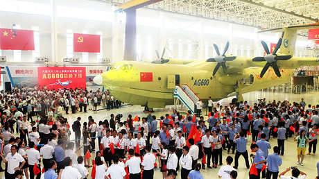 El mayor avión anfibio del mundo supera sus primeras pruebas (Video)