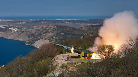 Un misil de crucero ruso destruye un buque frente a las costas de Crimea (Video)