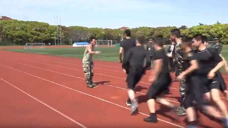 ¿Cree que saltar a la cuerda es fácil? Después de ver a estos bomberos cambiará de opinión