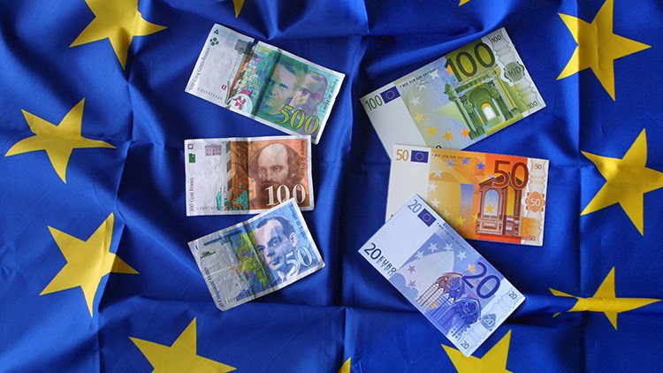 Le Pen se compromete a recuperar el franco en dos años