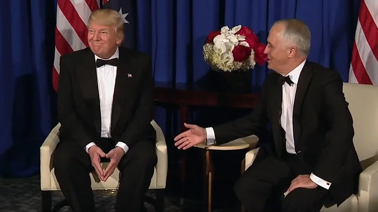 Video: El bochornoso momento en el que Trump 'ignora' el saludo del primer ministro australiano