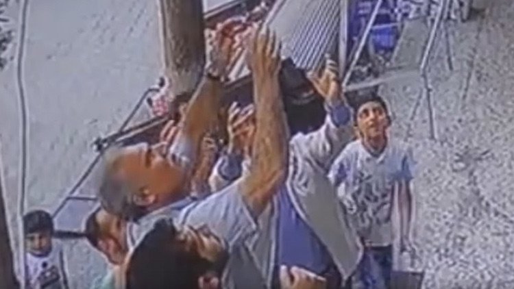 El momento en que tres hombres atrapan a una niña que se cayó de un balcón (VIDEO) 