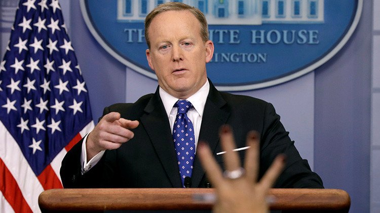 La Red se burla y compara al portavoz de la Casa Blanca con Homero Simpson tras evitar a la prensa