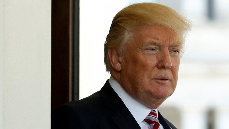 Acusan a Trump de pedir al jefe del FBI que dejara de investigar a su exasesor de Seguridad Nacional