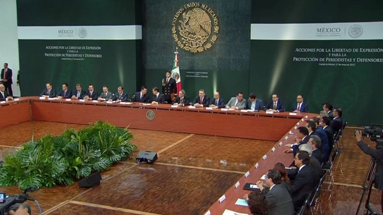 "¡Justicia!" Periodistas increpan a Peña Nieto mientras cubren conferencia de prensa (VIDEO)