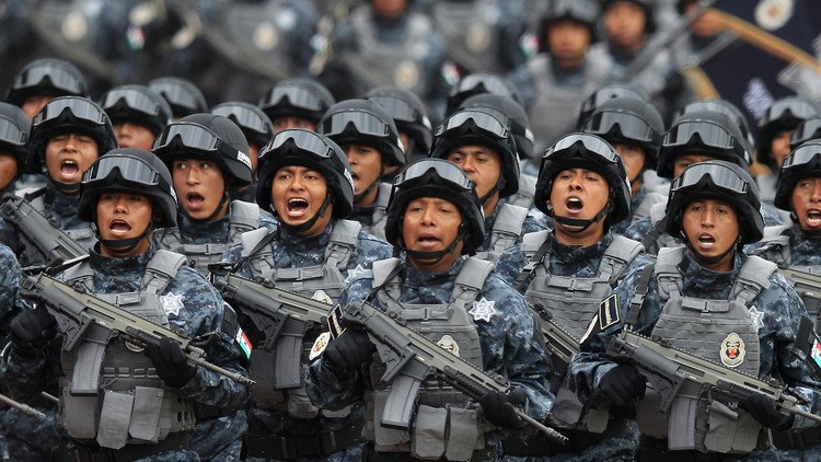 ¡Policías, esto es un asalto!: Tres ladrones armados atracan a 29 gendarmes mexicanos