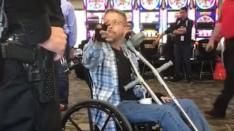 VIDEO: Un hombre insulta y golpea a otro en un aeropuerto de EE.UU. por hablar español con su madre