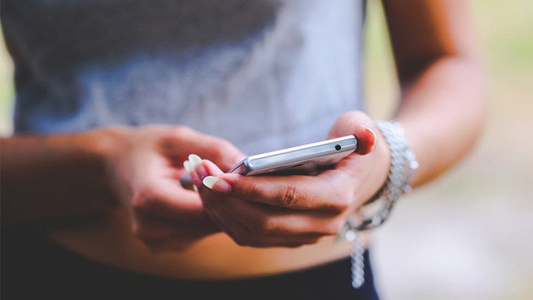 El 'zoom' le jugó una mala pasada: Chica capta al pervertido que la grababa en secreto (VIDEO)