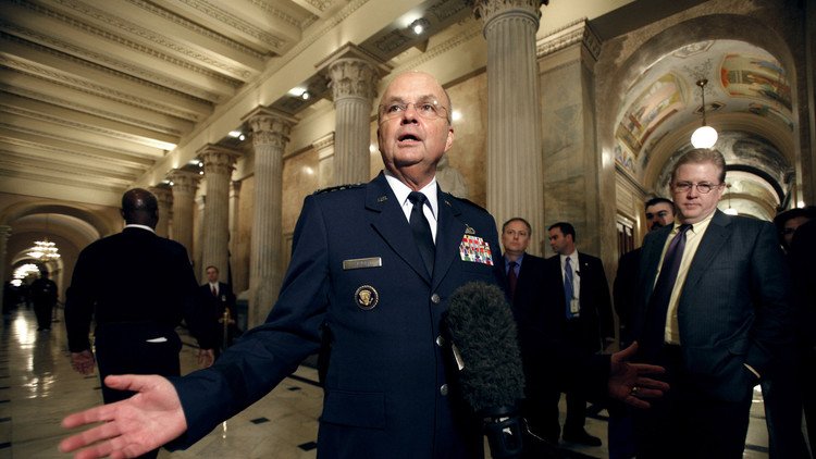 Exdirector de la CIA afirma que Trump es visto como un "idiota útil" por el Kremlin