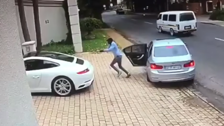 Intenta robar un Porsche, pero no esperaba que el conductor fuese un 'Schumacher'