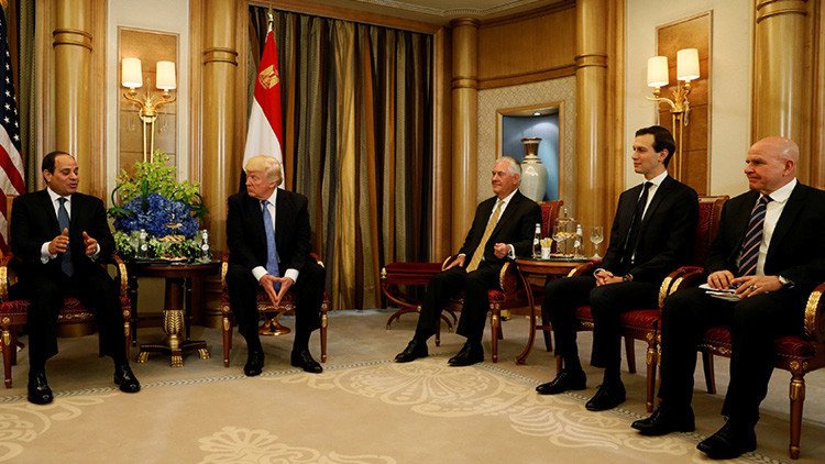 "Por Dios, esos zapatos": Trump ofrece un curioso elogio a su homólogo egipcio