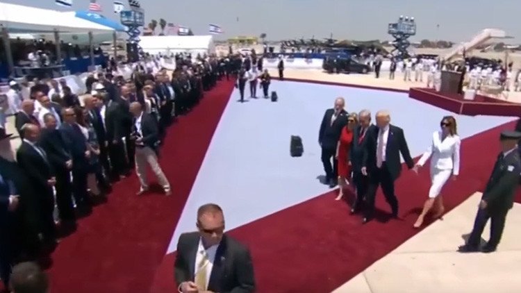 ¿Problemas matrimoniales? Melania se niega a tomar de la mano a Trump en su llegada a Israel (VIDEO)