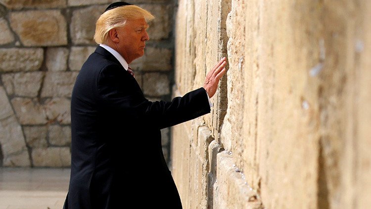 Estos son los momentos más curiosos de la primera gira internacional de Trump (videos)