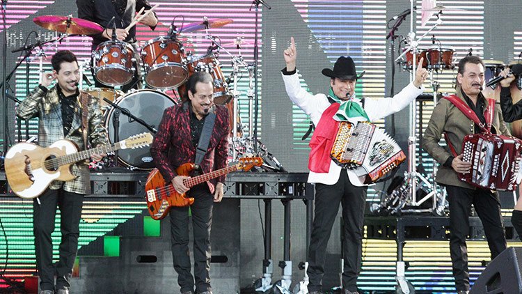 Multan al popular grupo mexicano Los Tigres del Norte por cantar 'narcocorridos'