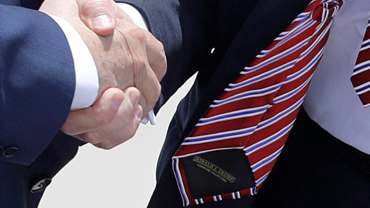 Le ganan a Donald Trump en su propio 'juego' del apretón de manos (VIDEO)