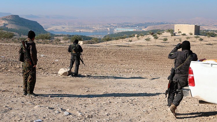 VIDEO: Más de 100 camiones cargados de armas estadounidenses llegan a los milicianos kurdos en Siria