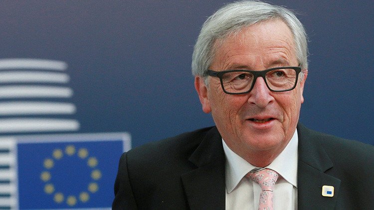 El presidente de la Comisión Europea se burla de Trump por su amor a Twitter