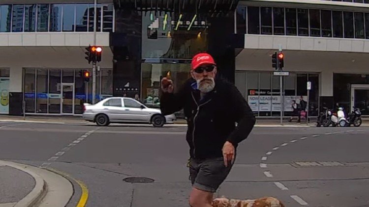 Este peatón refunfuñón recibe una lección de karma instantáneo