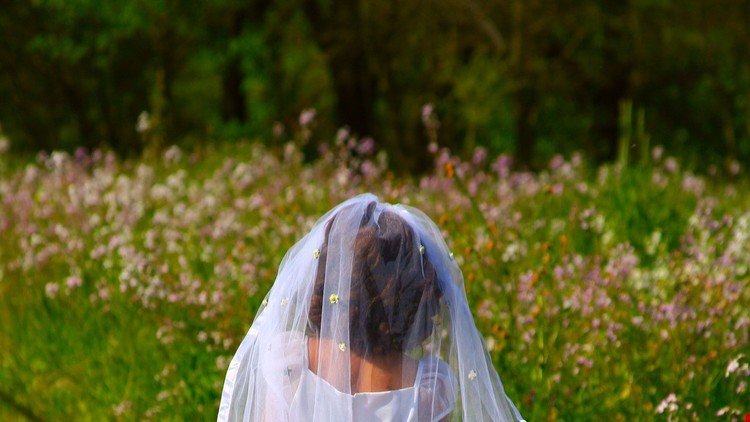 Un sacerdote viola a una niña de 10 años (y como si fuera poco, la obligan a casarse con él)