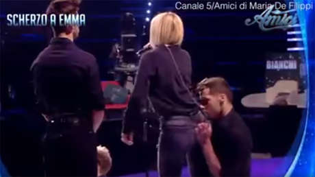 VIDEO: El 'abuso' sufrido en vivo por una cantante italiana a manos de un bailarín indigna a la Red