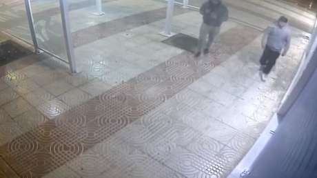 Entra a robar y recibe un sillazo en la cabeza