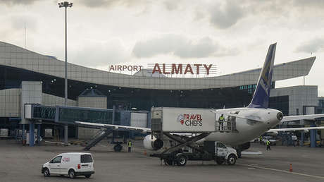 Un exembajador afgano en Kazajistán bromeó sobre la presencia de una bomba en su equipaje