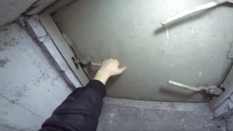 Caminaba por una fábrica abandonada y lo que encontró en el sótano fue algo espectacular