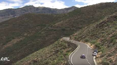Un piloto de rally se salva en los mismos bordes del abismo