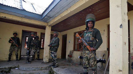 FUERTES IMÁGENES: Milicianos armados torturan a "informantes" de la Policía india