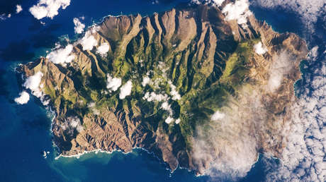 Logra aterrizar el primer avión en el "aeropuerto más inútil del mundo"