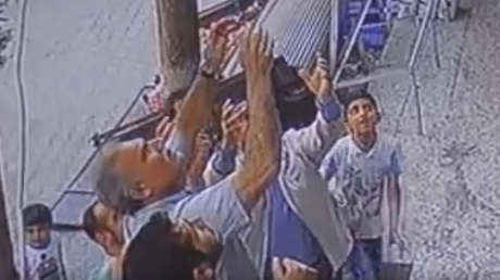 El momento en que tres hombres atrapan a una niña que se cayó de un balcón (VIDEO)