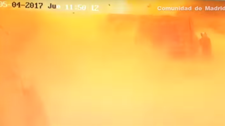 Potente explosión expulsa a unos bomberos que llegaron a extinguir un voraz incendio 