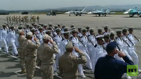 El desfile del Día de la Victoria en la base aérea rusa en Siria, a vista de dron (VIDEO)
