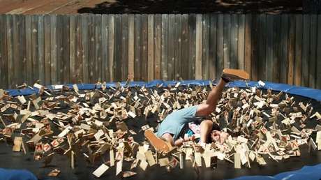 'Salto mortal': Se lanza sobre una cama elástica infestada de trampas para ratones