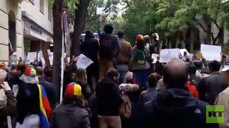 "Estamos secuestrados": Embajador venezolano en Madrid denuncia que un grupo violento rodeó la sede